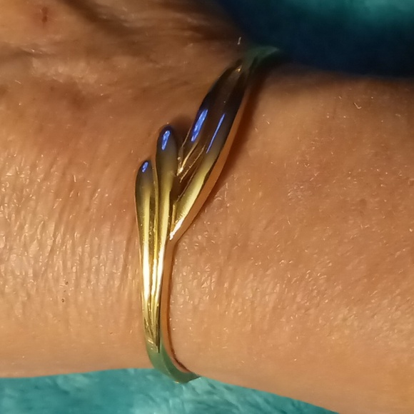 Gold tone hinged bracelet. - Picture 1 of 5